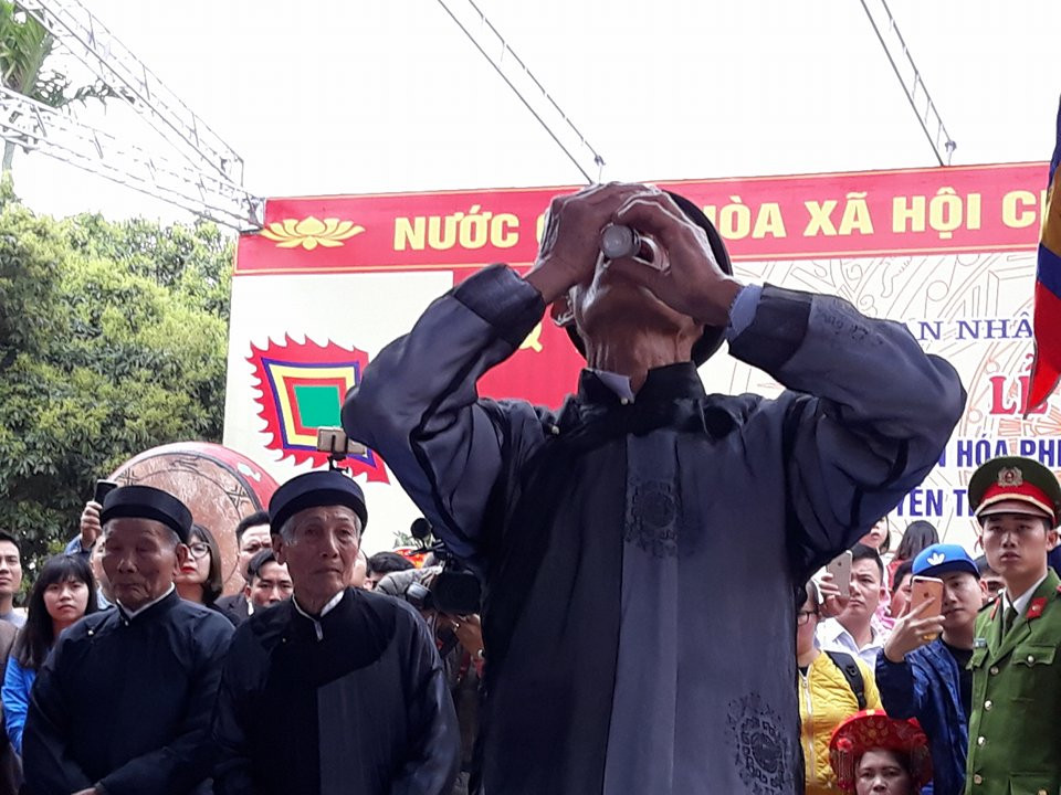 "Trên từ các cụ già, dưới đến tuổi 18 ở dân thôn trong làng vườn tược buồng cau, trái chuối, ngoài đồng lúa mạ hoa màu. Mọi người đều công minh, chính trực không tham lam vơ vét. Người nào tà dâm trộm cắp của nhau. Nguyện cầu thần linh đả tử! Y như lời thề...