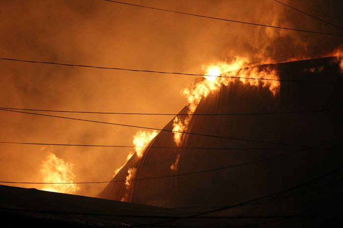 Vào khoảng 18h07 ngày 29/3, Trung tâm thông tin chỉ huy Cảnh sát PCCC TP Hải Phòng nhận được tin báo cháy tại bãi tập kết cao bản gỗ, cao bản nhựa thuộc Công ty Cổ phần Thương mại Xây dựng số 5, cho một doanh nghiệp thuê sử dụng (đường Lê Thánh Tông, phường Đông Hải 1, Hải An, Hải Phòng). Sau đó, đám cháy nhanh chóng cháy lan sang các nhà dân số 642, 646, 648.