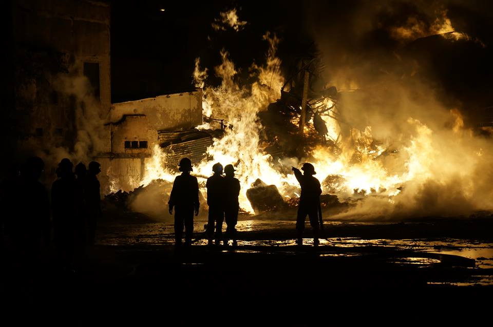 Lực lượng cứu hỏa tiếp cận hiện trường vụ cháy.