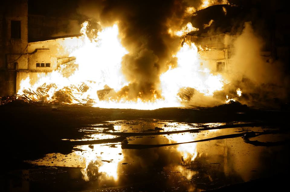 Các phương tiện giao thông bị chốt chặn cách khu vực xảy ra cháy 500-700m. Đây là đoạn đường bao dẫn ra các cảng lớn của Hải Phòng. Lực lượng công an và Cảnh sát PCCC tiếp cận hiện trường tổ chức cứu hộ tài sản. Một lượng lớn tấm gỗ đã được đưa ra khỏi hiện trường cháy 5 ngôi nhà.