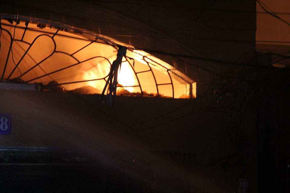 Ngay sát khu vực xảy ra hỏa hoạn có nhiều kho bãi tập kết hàng lớn. Cây xăng số 656 cách vị trí nơi đang xảy ra hỏa hoạn có 2 gian nhà nên việc ngăn chặn cháy sang cây xăng, tòa nhà và các bãi hàng khác đang được ưu tiên thực hiện.