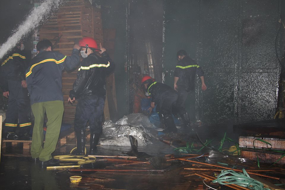 Đám cháy dần được khống chế.