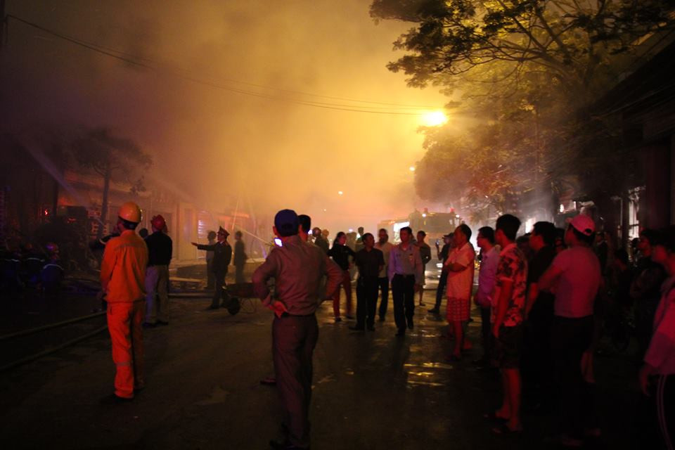 Nhiều người dân hoảng loạn khi chứng kiến đám cháy.