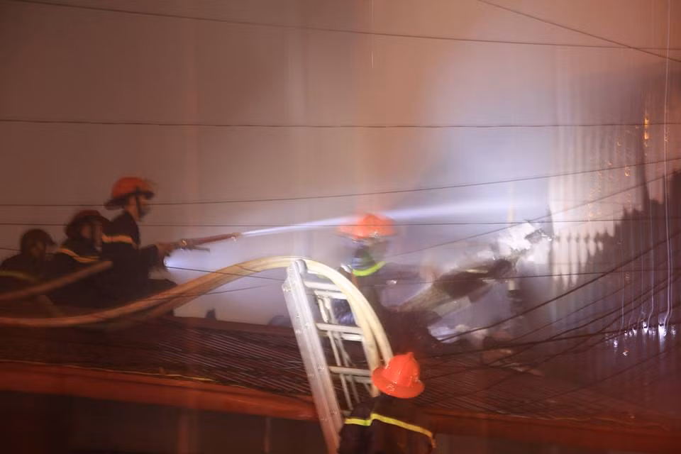 Chiến sĩ PCCC khẩn trương phun nước dập đám cháy.