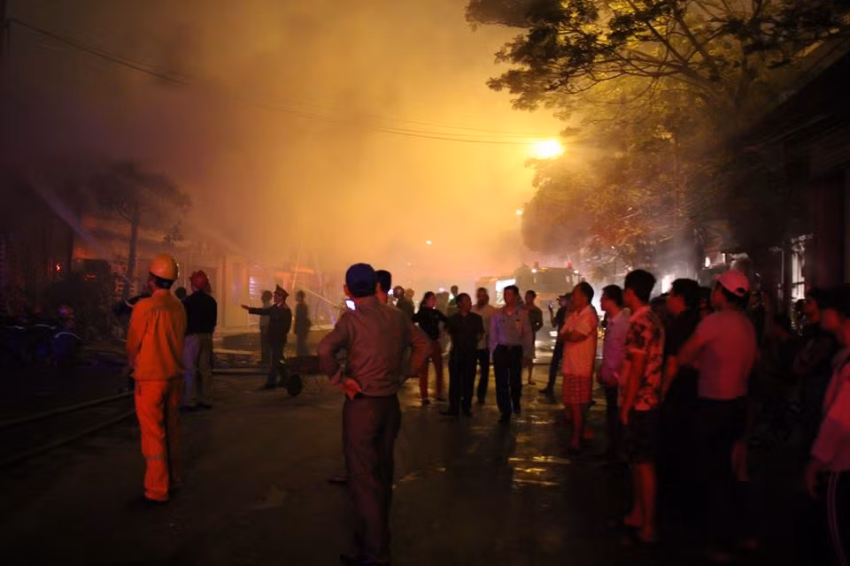 Nhiều người dân hoảng loạn khi chứng kiến đám cháy.