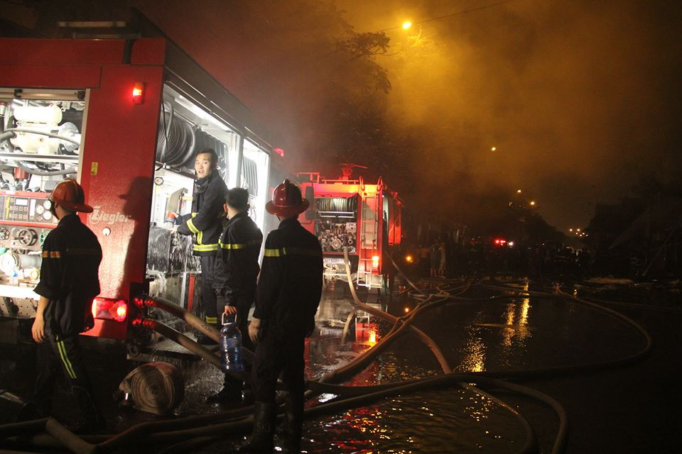 Đến khoảng 23h tối ngày 29/3, đám cháy đã được dập tắt hoàn toàn. Hiện chưa thống kê được con số thiệt hại.