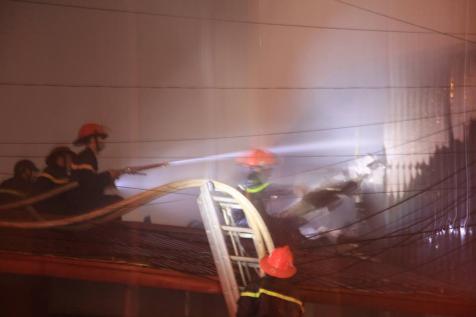 Chiến sĩ PCCC khẩn trương phun nước dập đám cháy.