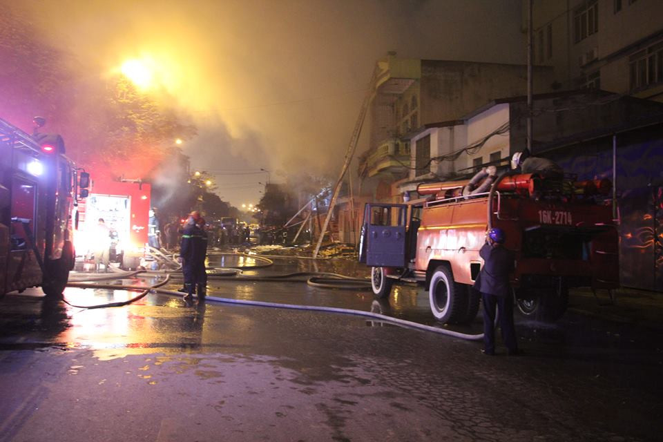 11 xe cứu hỏa được điều động.