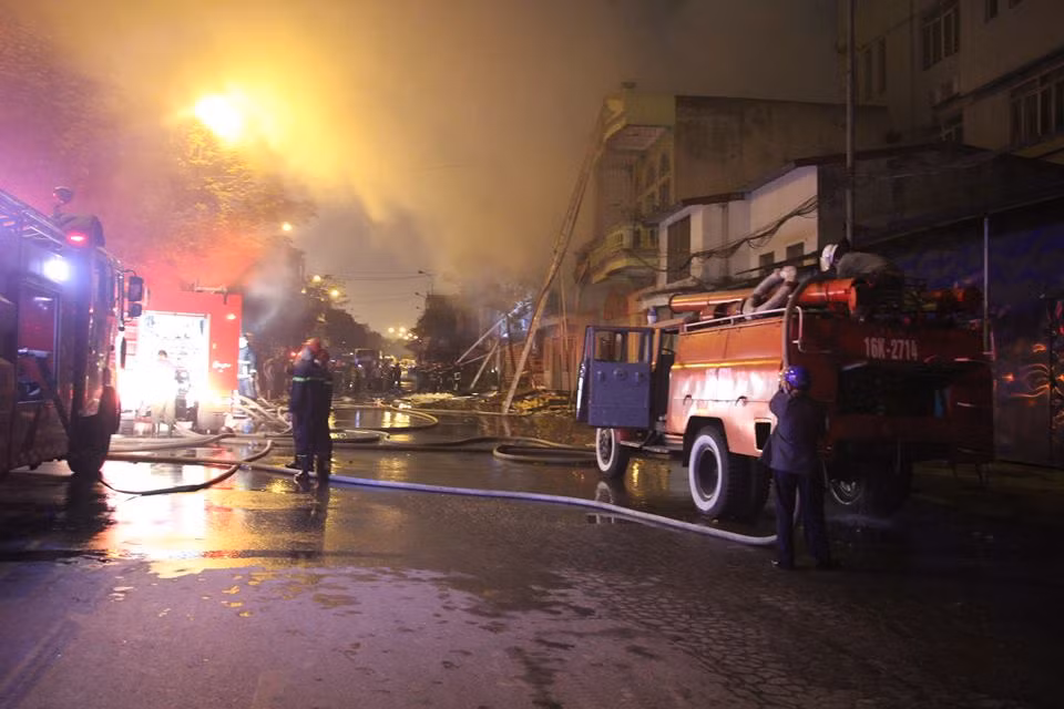 11 xe cứu hỏa được điều động.