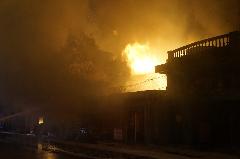 Ngay khi nhận tin báo vụ cháy 5 ngôi nhà liền kề ở Hải Phòng, lực lượng chữa cháy chuyên nghiệp đã nhanh chóng điều động 11 xe chữa cháy của các lực lượng Phòng 3, Phòng 2, Phòng hướng dẫn chữa cháy cùng 200 cán bộ chiến sĩ nhanh chóng tiếp cận hiện trường, triển khai phun nước khống chế đám cháy, ngăn chặn cháy lan.