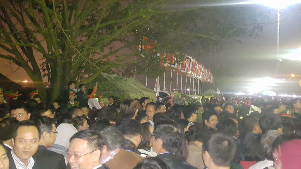 Nhiều người phải vạ vật bên ngoài.