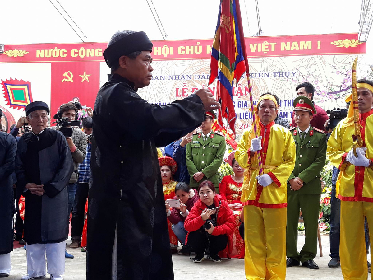 Các bô lão uống rượu tiết gà thề với thần linh trong hội thề không tham nhũng.