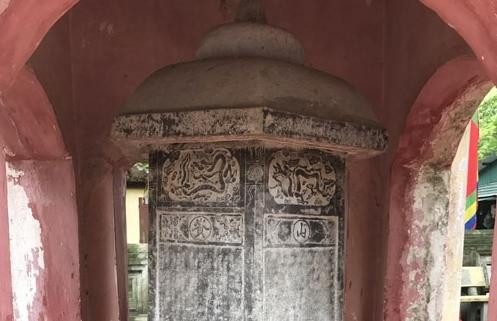 Bia Côn Sơn Tư Phúc có nhiều họa tiết được chạm khắc tinh xảo.