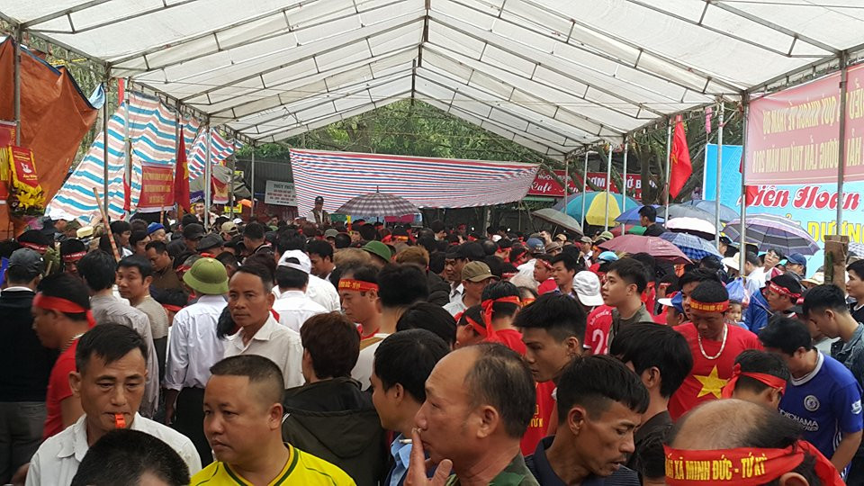 Hàng trăm người kéo đến xem hội thi.