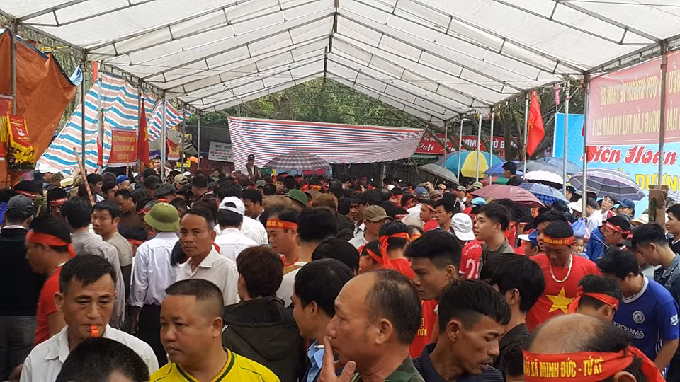 Hàng trăm người kéo đến xem hội thi.