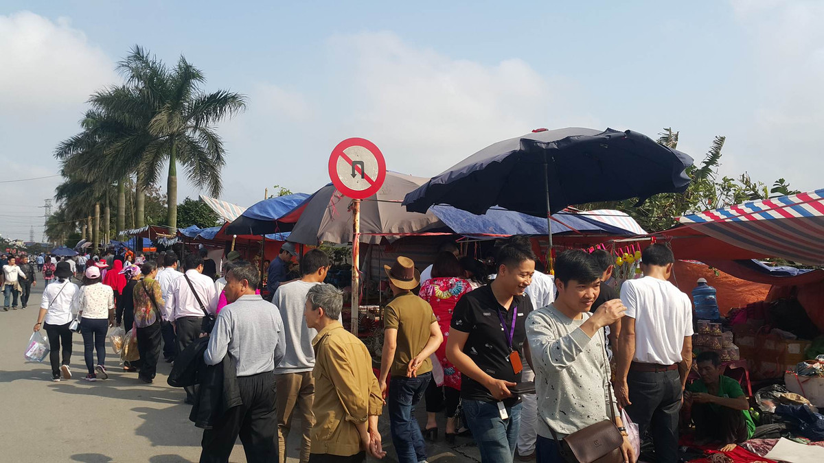 Dọc các con đường dẫn vào đền Trần, dòng người đã tấp nập.