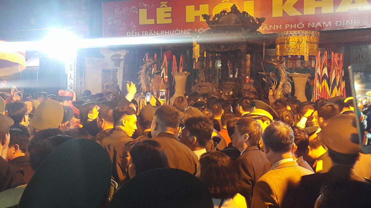 22 giờ ngày 1/3, nghi lễ rước kiệu Ngọc Lộ từ đền Cố Trạch vòng quanh ao về đền Thiên Trường để dâng hương, làm lễ khai ấn đền Trần được diễn ra. Khi đoàn rước kiệu đi qua khu vực có nhiều khác mời tới dự, tiền lẻ vẫn được ném rào rào vào kiệu ấn ngay trước mặt lực lượng công an.