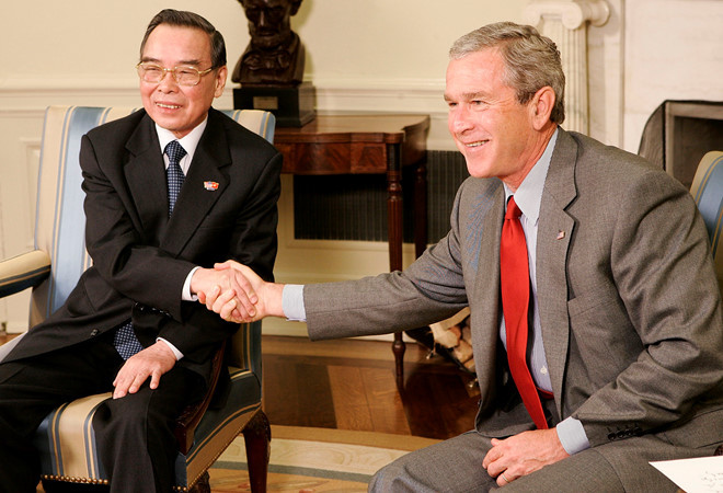 Thủ tướng Phan Văn Khải hội kiến Tổng thống George W. Bush tại Nhà Trắng trong chuyến thăm lịch sử đến Mỹ năm 2005. Ảnh: Getty.