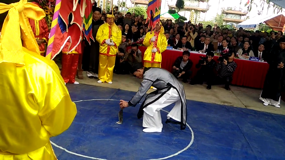 ...Trời đất công bằng, chư vị thần linh thông minh sáng suốt, làm việc vô tư, quy rõ điều thiện, điều ác mà xét hỏi kẻ gian manh theo như hội thề này. Dù là người có chức có quyền ở trong làng, hoặc người dạy học, hay người nông dân... trong gia quyến họ phải được rõ ràng minh bạch, phải lấy lời hay lẽ phải mà dạy bảo con cháu làm điều tốt đẹp, tuân theo thuần phong mỹ tục của làng đã ghi trong hương ước. Nếu mà chỉ dùng uy quyền gia đình làm những việc tàn ác, lấy của công đem về làm của tư. Nguyện cầu thần linh đả tử! Y như lời thề!...