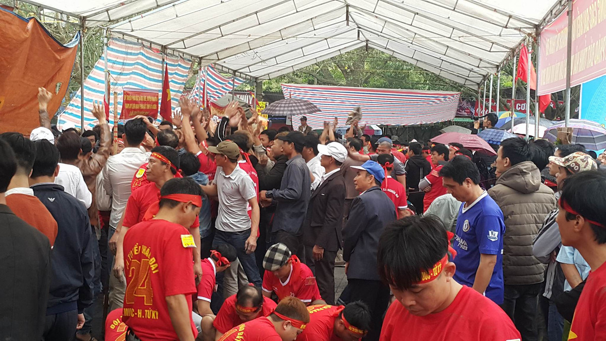 Những tràng pháo tay náo nhiệt khi quả pháo thành công.