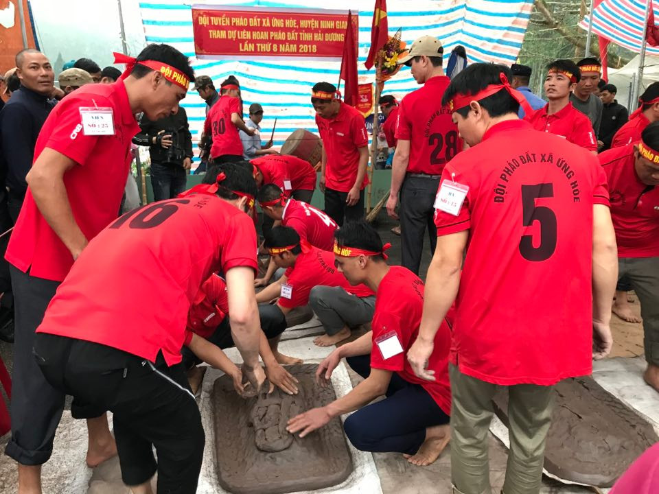 Tương truyền Pháo đất ở Hải Dương có từ thời Hai Bà Trưng, quân dân đã dùng chính tiếng nổ của pháo để nghi binh và áp đảo tinh thần của giặc... Lại có thuyết truyền rằng: Voi chiến của Trần Hưng Đạo Đại Vương đi đánh trận bị sa lầy ở sông Hóa. Nhân dân đã ném đất xuống để cứu voi...