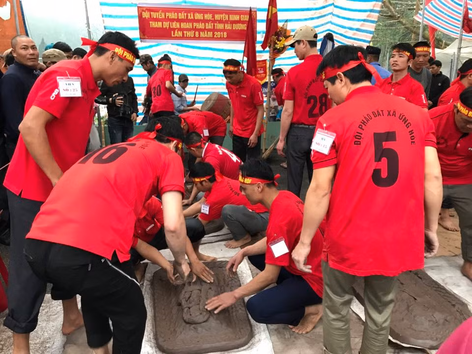 Tương truyền Pháo đất ở Hải Dương có từ thời Hai Bà Trưng, quân dân đã dùng chính tiếng nổ của pháo để nghi binh và áp đảo tinh thần của giặc... Lại có thuyết truyền rằng: Voi chiến của Trần Hưng Đạo Đại Vương đi đánh trận bị sa lầy ở sông Hóa. Nhân dân đã ném đất xuống để cứu voi...