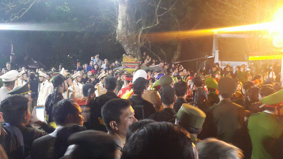 Tất cả những người có thẻ, giấy mời sau 21 giờ đều không được cho vào khu vực làm lễ khai ấn mà được hướng dẫn cho vào khu vực tập trung phía sát đường vào đền Trùng Hoa.