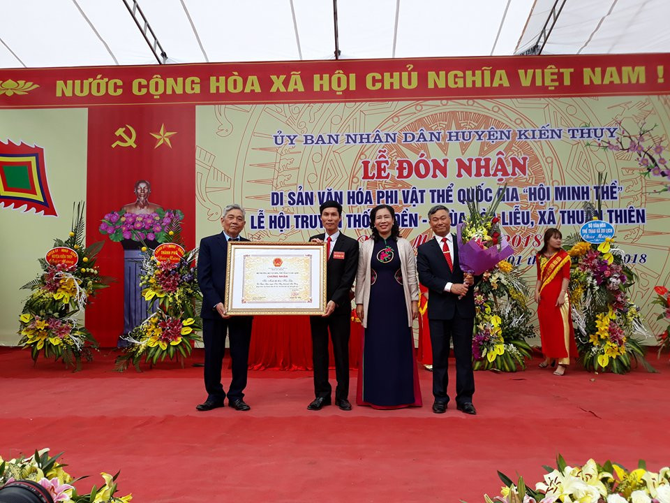 Tại lễ hội, UBND huyện Kiến Thuỵ long trọng tổ chức lễ đón nhận lễ hội Minh Thề được công nhận di sản văn hoá vật thể Quốc gia.