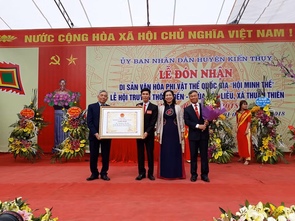 Tại lễ hội, UBND huyện Kiến Thuỵ long trọng tổ chức lễ đón nhận lễ hội Minh Thề được công nhận di sản văn hoá vật thể Quốc gia.