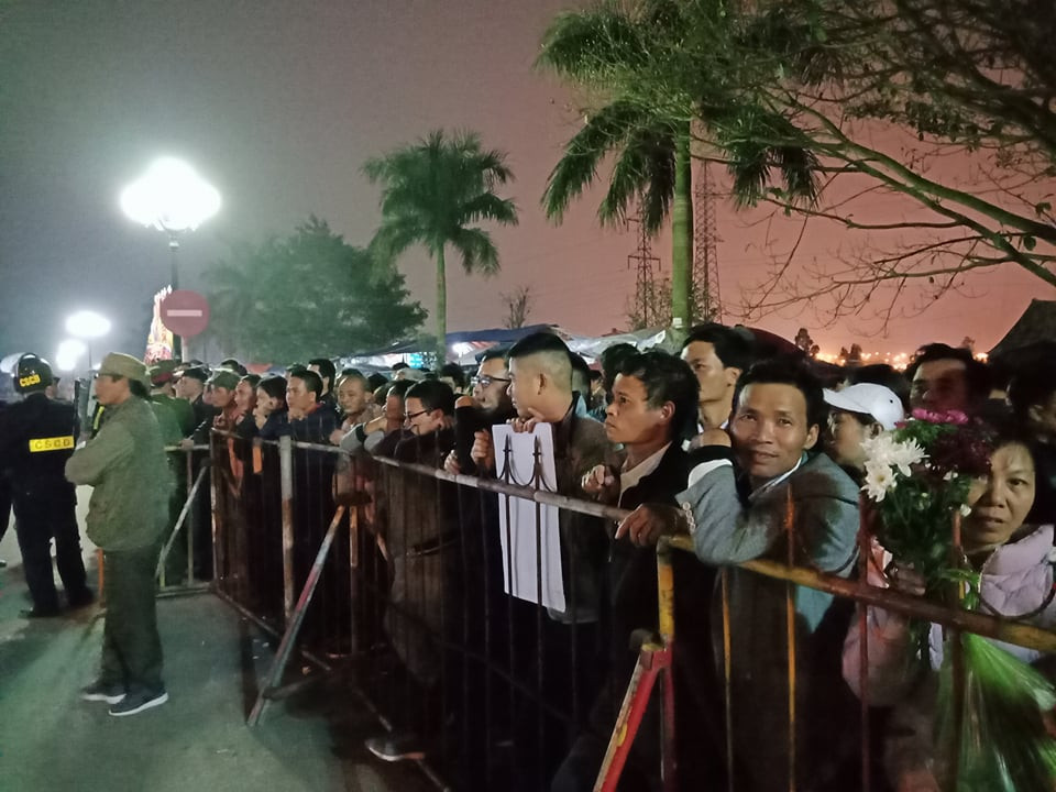 Đến 00h đêm ngày 2/3, người dân mới được phép vào hành lễ.