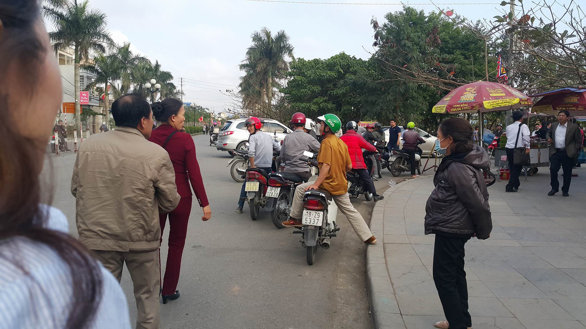 Đội quân xe ôm đông đảo.