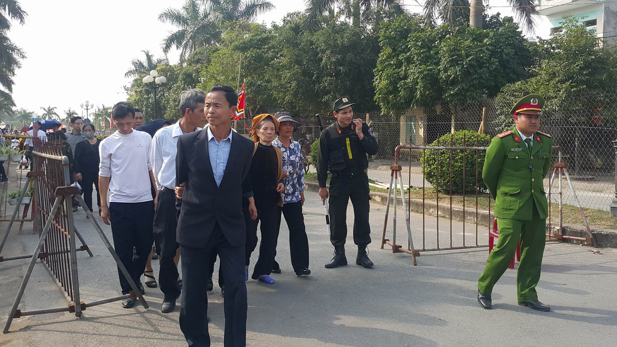 Lực lượng công an đã lập những chốt chặn để đảm bảo an toàn giao thông.