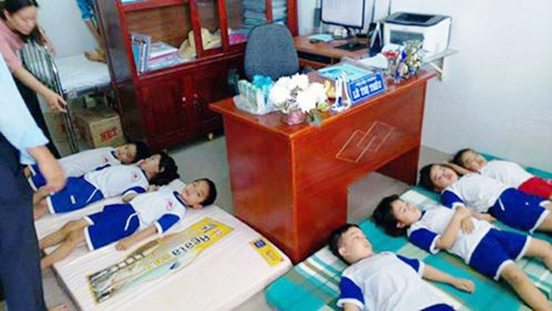 73 học sinh tiểu học, mầm non ở xã Phú Lộc phải nhập viện cấp cứu. Rất may mắn tất cả đều không nguy hiểm đến tính mạng và đã xuất viện vào khuya qua 2/3. Ảnh Hồ Tân.