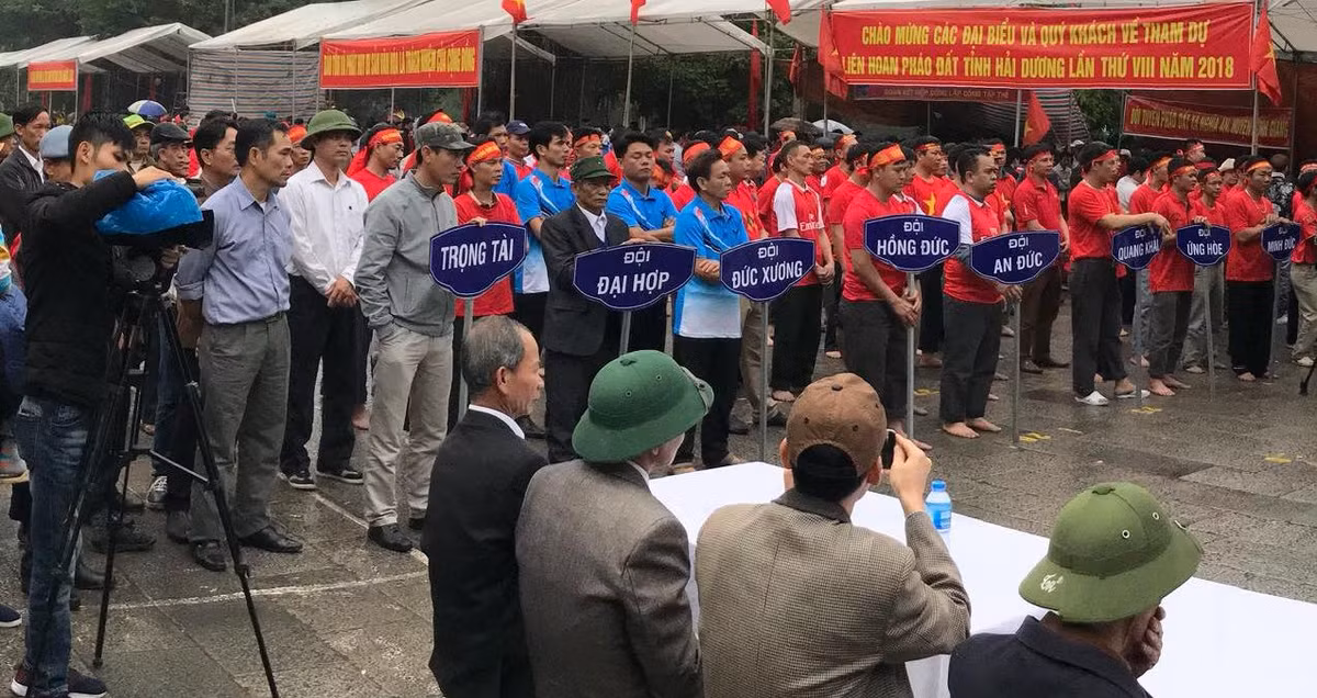 Trong khuôn khổ lễ khai Hội mùa Xuân Côn Sơn - Kiếp Bạc năm 2018, hội thi pháo đất luôn là tâm điểm thu hút sự chú ý của du khách, mang lại niềm phấn khởi tươi vui.