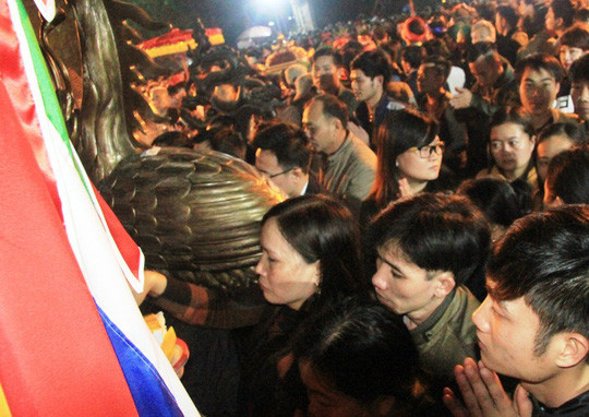 Cảnh sờ tay vào hiện vật vẫn xảy ra trong cung cấm khi người dân vào lễ.