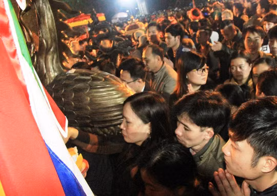 Cảnh sờ tay vào hiện vật vẫn xảy ra trong cung cấm khi người dân vào lễ.