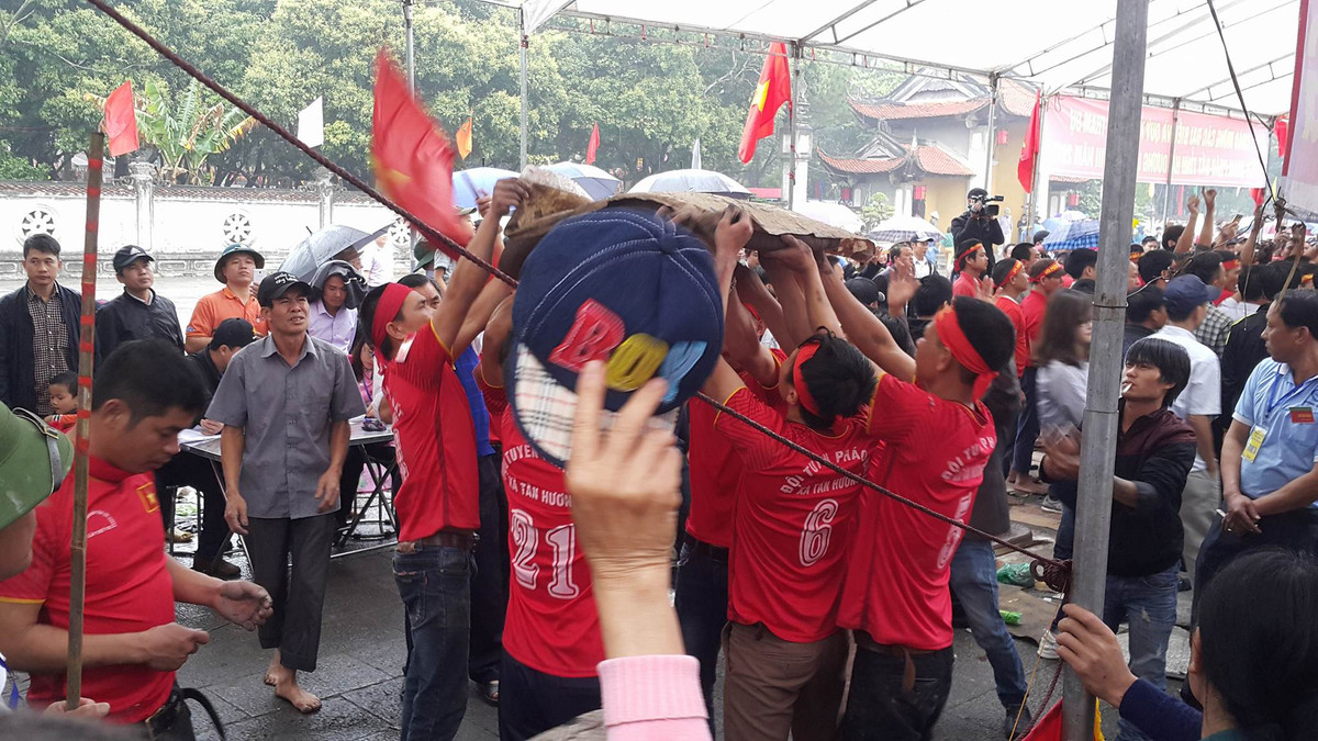 Thậm chí có quả pháo gần chục người nâng giúp vì quá nặng.