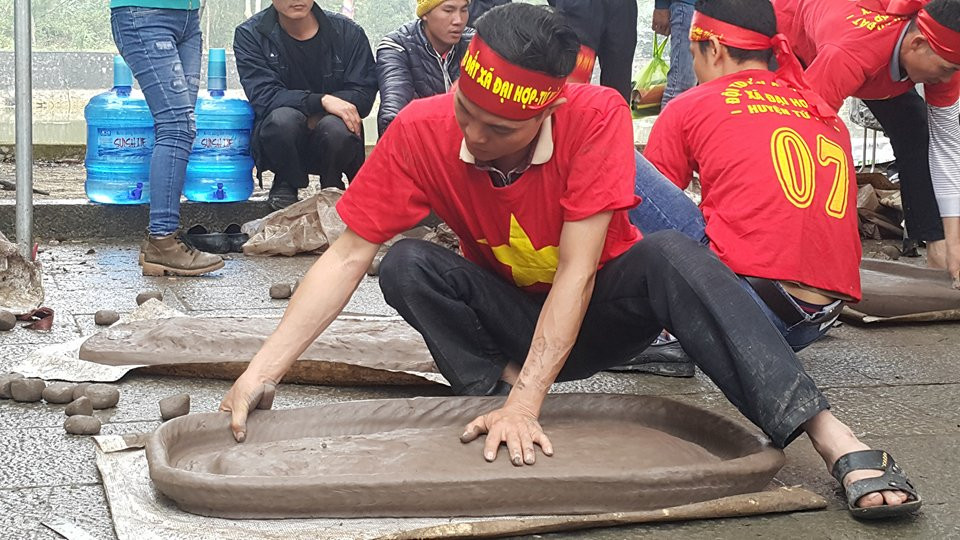 Pháo thủ cẩn thận miết viền mép pháo sao cho vừa phải để pháo bung cánh khi reo pháo..