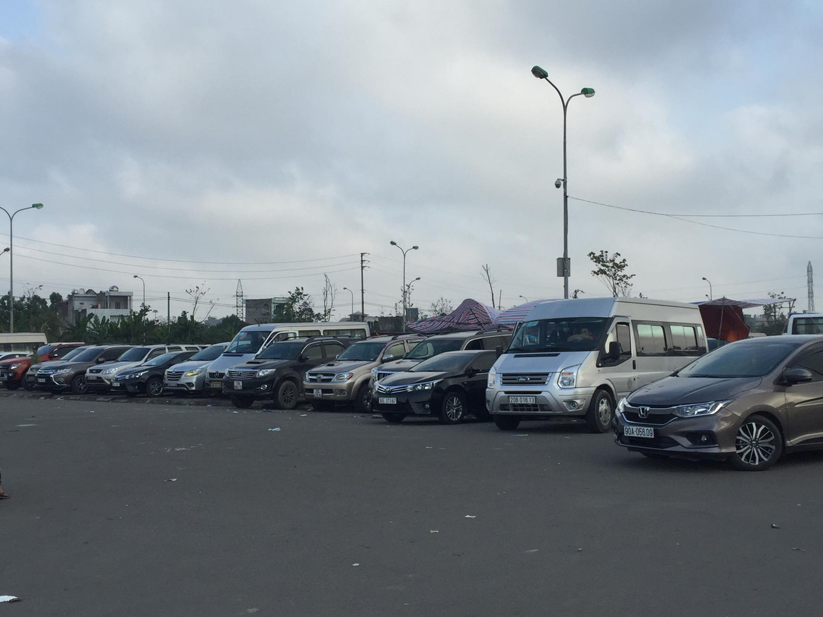 Trong khi bãi giữ xe của BTC chỉ thu 30.000đ/xe ô tô.