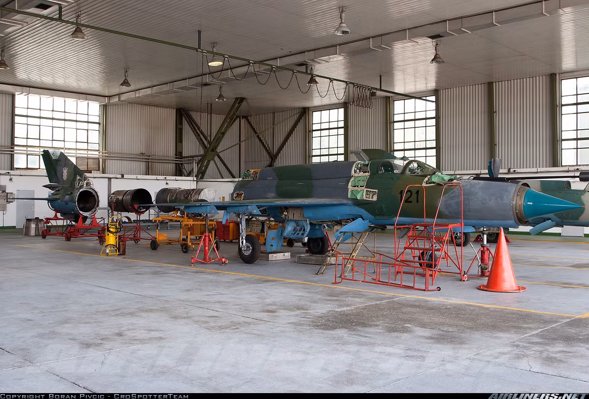 Theo thông tin của cảnh sát quân sự, máy bay có thể được lắp ráp từ các bộ phận mua ở những nước khác trên thế giới. Cụ thể, có những nghi ngờ nghiêm trọng rằng phần thân máy bay là từ Bulgaria, phần cánh từ Algeria. Nguồn tin của ấn phẩm khẳng định rằng thân máy bay từ Bulgaria có thể thuộc về những phi cơ mà Croatia từng báo cáo trước NATO về việc đã hủy bỏ. Ảnh: Airlines.net