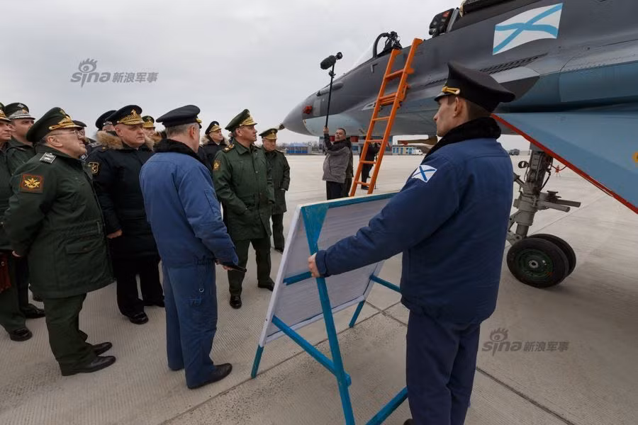 Ông Shoigu thăm quan chiếc tiêm kích hạm MiG-29K sử dụng huấn luyện phi công cất hạ cánh trên boong phóng tàu sân bay. Nguồn ảnh: Sina
