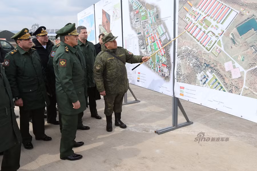 Quy mô trung tâm huấn luyện tàu sân bay ở Eisk có quy mô lớn và hiện đại hơn tổ hợp huấn luyện NITKA tại Crimea xây dựng dưới thời Liên Xô. Trước năm 2014, thì NITKA Crimea là nơi duy nhất đủ khả năng huấn luyện phi công tiêm kích hạm Nga. Nguồn ảnh: Sina