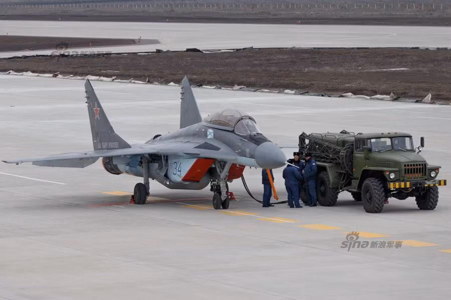 Tiếp dầu cho tiêm kích hạm MiG-29KUB. Nguồn ảnh: Sina