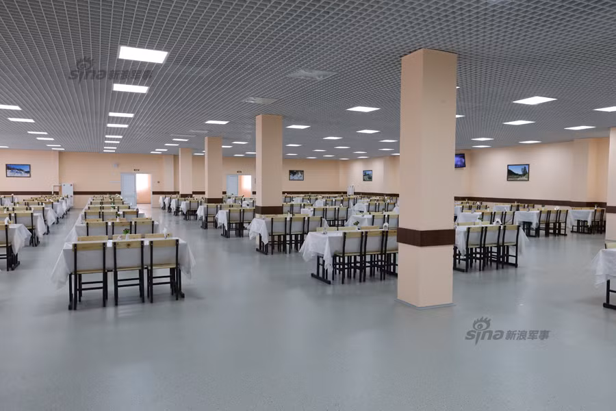 Nhà ăn hiện đại đáp ứng cho hàng trăm binh sĩ sinh hoạt cùng lúc. Nguồn ảnh: Sina