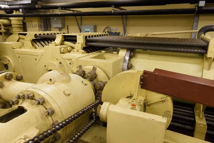 Ước tính tới thời điểm hiện tại, công việc xây dựng trung tâm huấn luyện đã đạt được 90%. Ảnh: Máy móc trang bị cho boong phóng máy bay giả định ở trung tâm Eisk. Nguồn ảnh: Sina