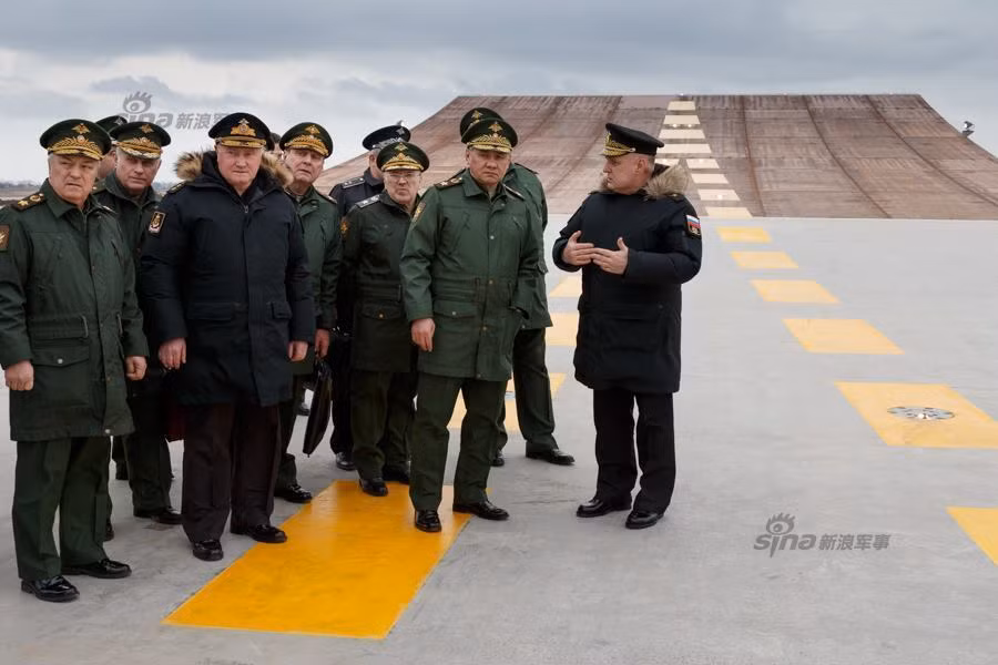 Cũng như trung tâm huấn luyện ở Crimea, ở căn cứ tại Eisk được xây dựng boong phóng máy bay mô phỏng y hệt tàu sân bay Kuznetsov với hai đường băng hướng lên boong cất cánh kiểu nhảy cầu cùng sân hạ cánh với hệ thống cáp hãm đà. Nguồn ảnh: Sina