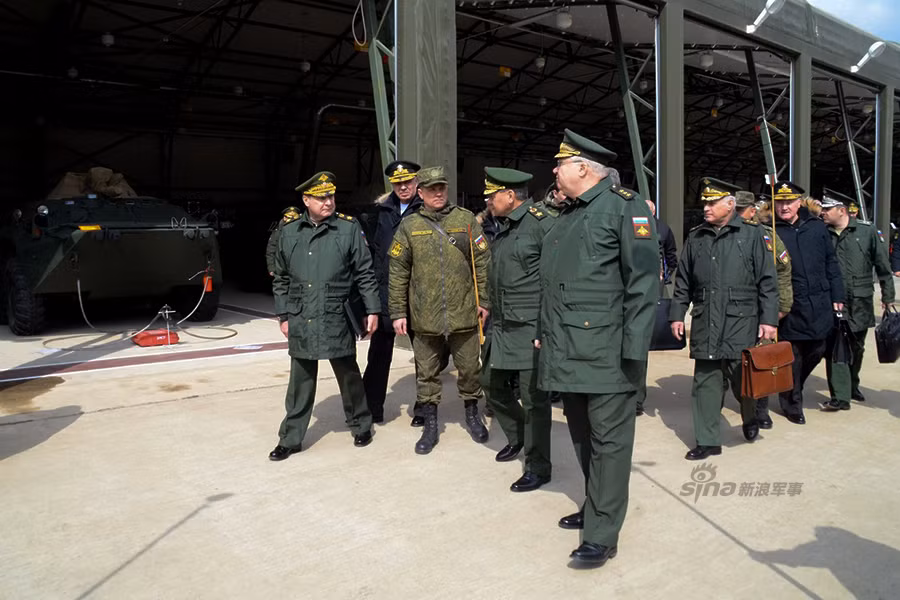 Ông Shoigu thị sát lực lượng bảo vệ. Nguồn ảnh: Sina