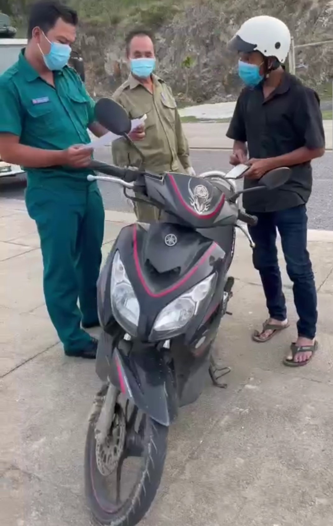 Thay gi tu “hanh dong” xe tien, banh mi khong phai hang thiet yeu?-Hinh-2