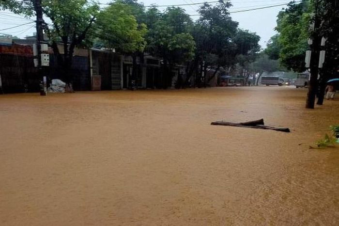 Nhiều tuyến phố trên địa bàn TP Lào Cai bị ngập lụt sâu trong nước.