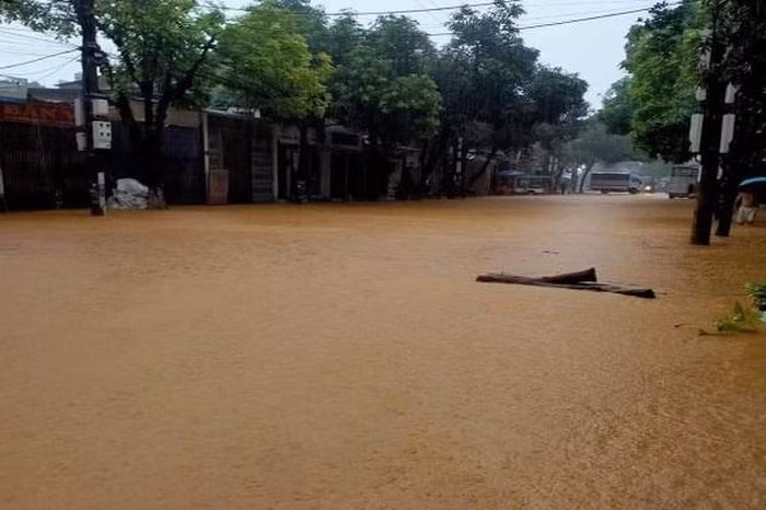 Nhiều tuyến phố trên địa bàn TP Lào Cai bị ngập lụt sâu trong nước.